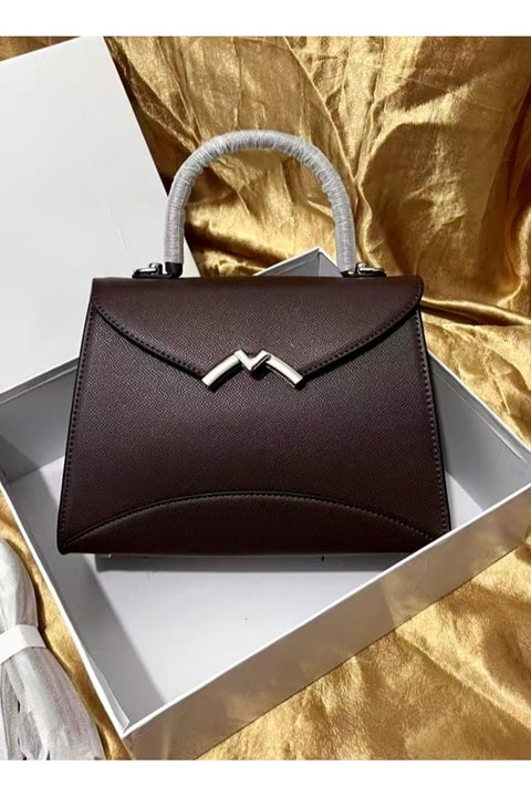 حقيبة أنيقة بمقبض علوي باللون البني الداكن مع أجزاء معدنية فضية