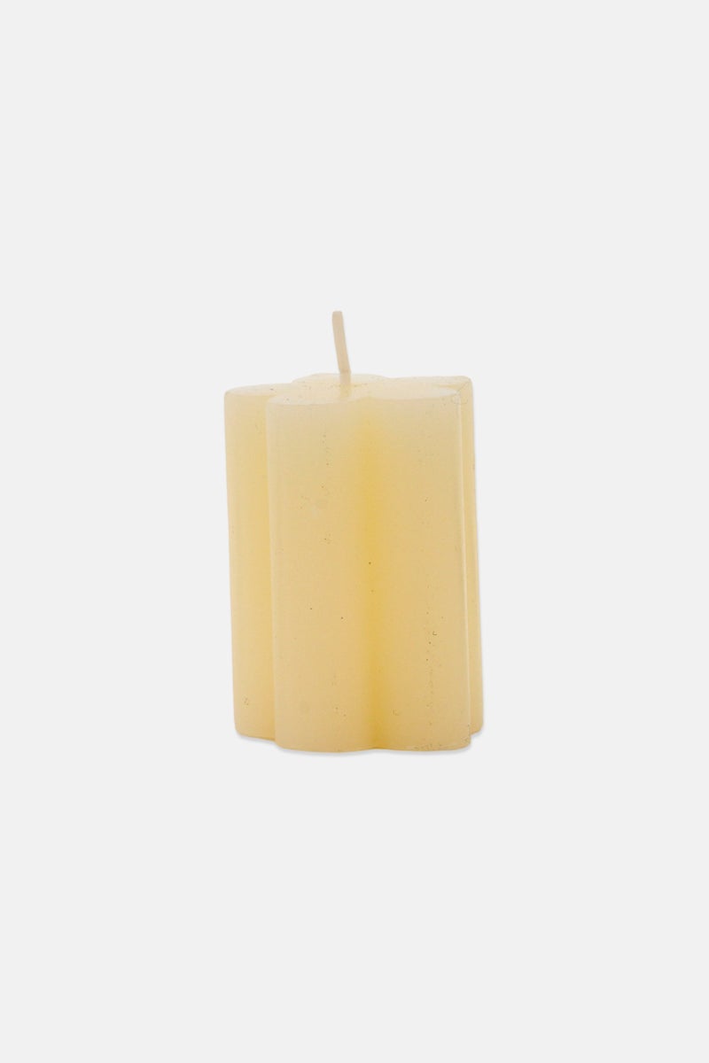 Muy Mucho Floral Shape Daisy Candle - Image 1