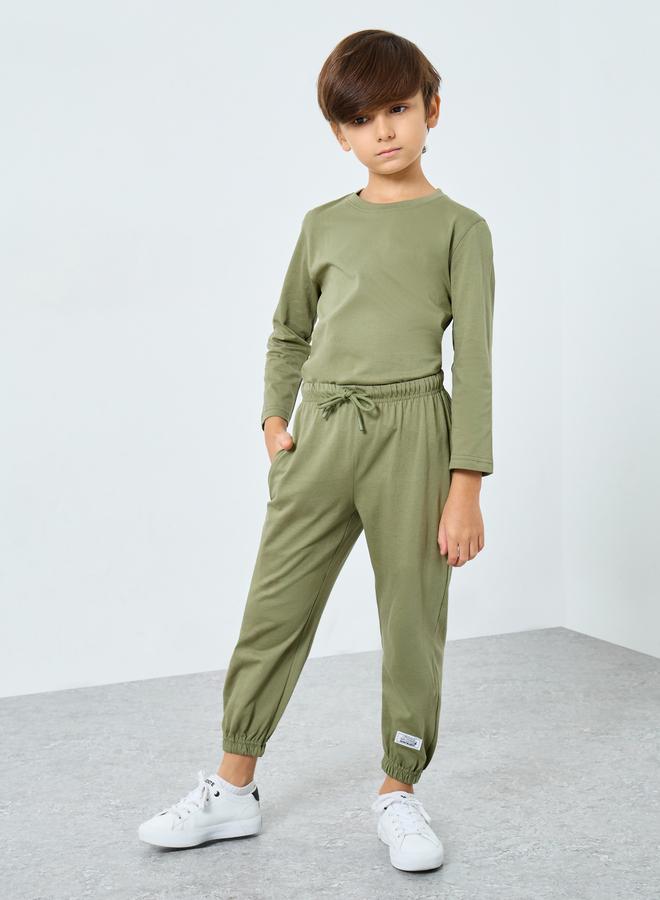 ستايلي طقم من بنطال جوغر وتيشيرت بأكمام طويلة - Image 3