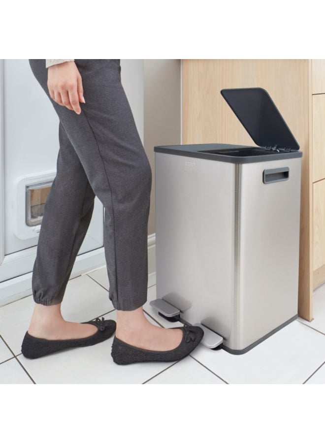 بلاك اند ديكر سليم لاين سلة نفايات وإعادة التدوير بدواسة فضي وأسود سعة 40 لتر 61266 - Image 3