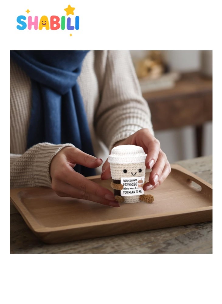 شبيلي كوب دمية قهوة محبوكة يدويًا من خيوط الأكريليك – لعبة جيب لطيفة تحمل بطاقة تشجيعية، هدية مضحكة وداعمة عاطفيًا للأصدقاء أو الأحباء أو الطلاب، مناسبة للتخرج أو أعياد الميلاد أو تزيين المكتب - Image 2