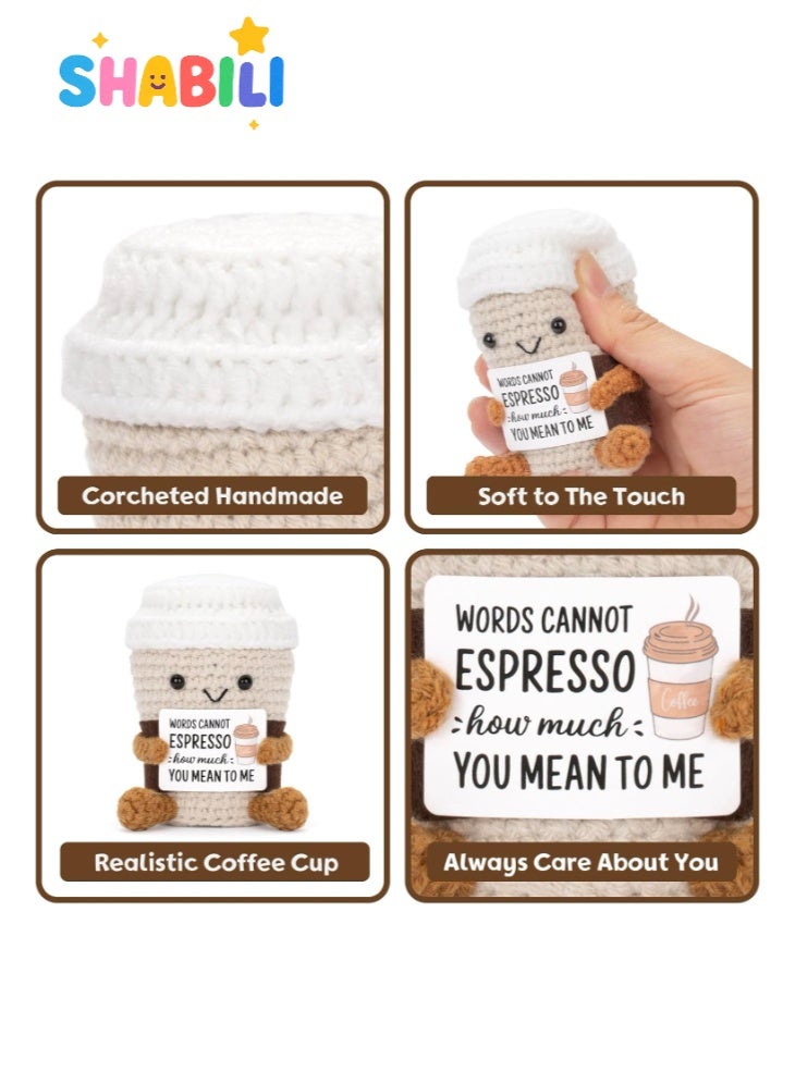 شبيلي كوب دمية قهوة محبوكة يدويًا من خيوط الأكريليك – لعبة جيب لطيفة تحمل بطاقة تشجيعية، هدية مضحكة وداعمة عاطفيًا للأصدقاء أو الأحباء أو الطلاب، مناسبة للتخرج أو أعياد الميلاد أو تزيين المكتب - Image 5