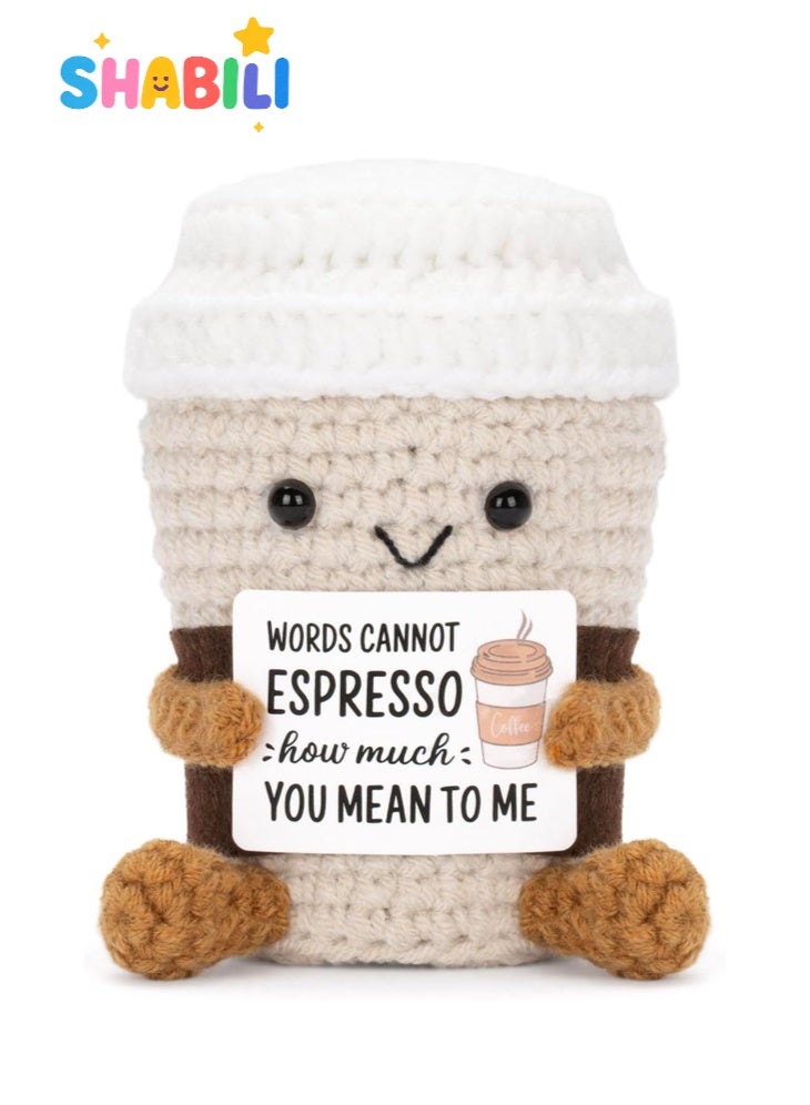 شبيلي كوب دمية قهوة محبوكة يدويًا من خيوط الأكريليك – لعبة جيب لطيفة تحمل بطاقة تشجيعية، هدية مضحكة وداعمة عاطفيًا للأصدقاء أو الأحباء أو الطلاب، مناسبة للتخرج أو أعياد الميلاد أو تزيين المكتب - Image 1