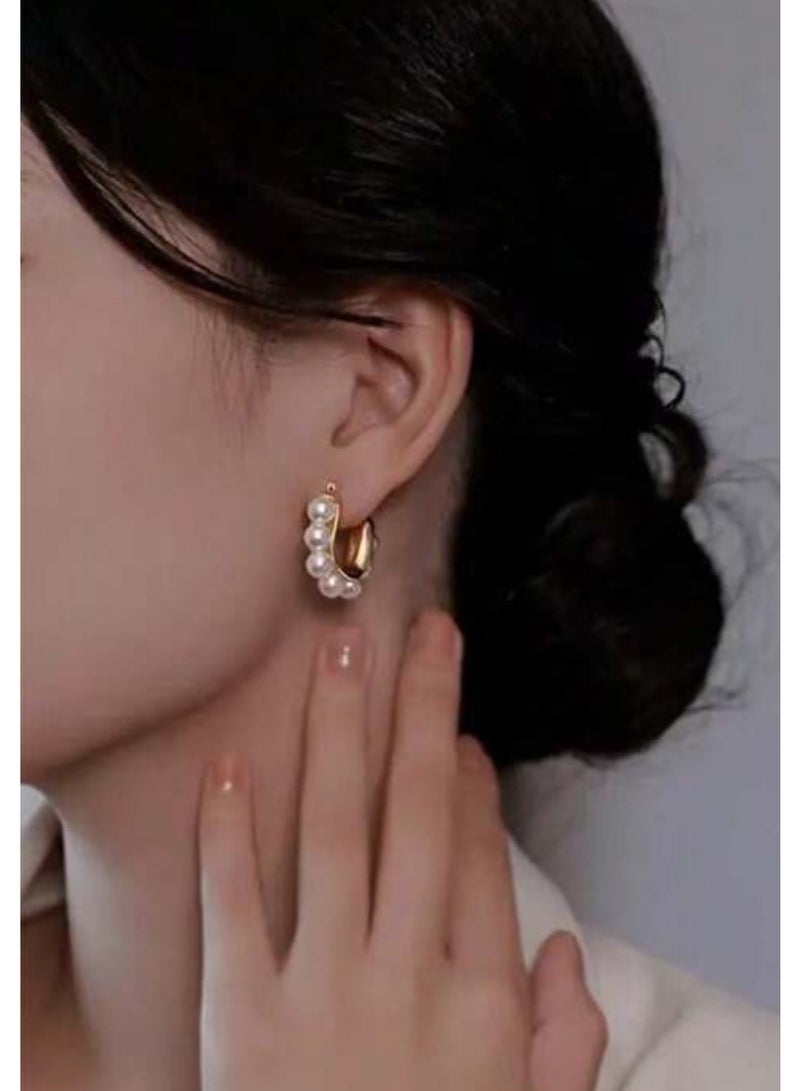دانجل تشارمز حلق اذن نسائي مطلي باللون الذهبي بتصميم أنيق وعصري  - Image 3