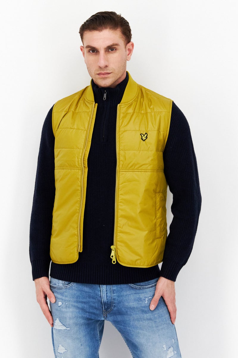 Lyle & Scott سترة بدون ياقة للرجال مزينة بالتطريز، خردل - Image 1