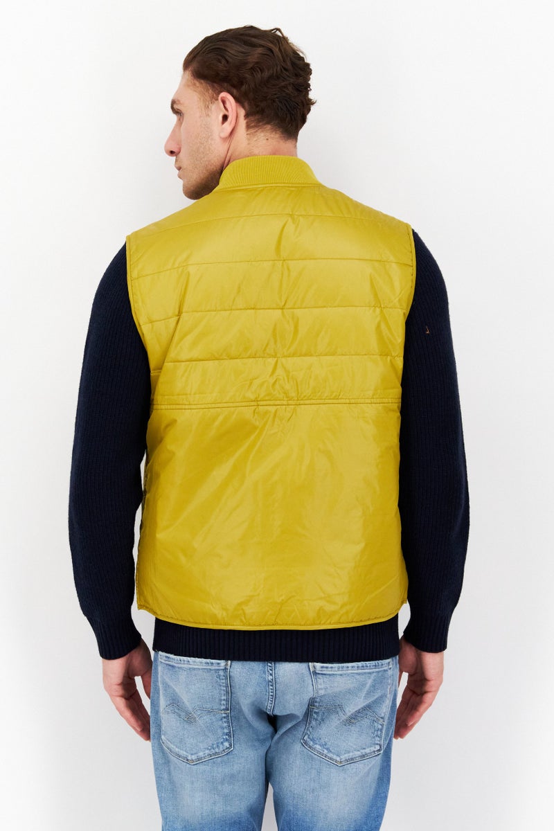 Lyle & Scott سترة بدون ياقة للرجال مزينة بالتطريز، خردل - Image 3