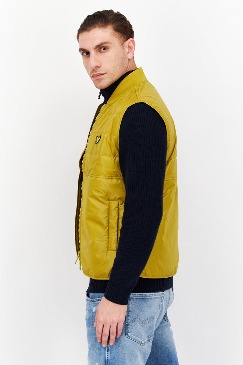 Lyle & Scott سترة بدون ياقة للرجال مزينة بالتطريز، خردل - Image 2