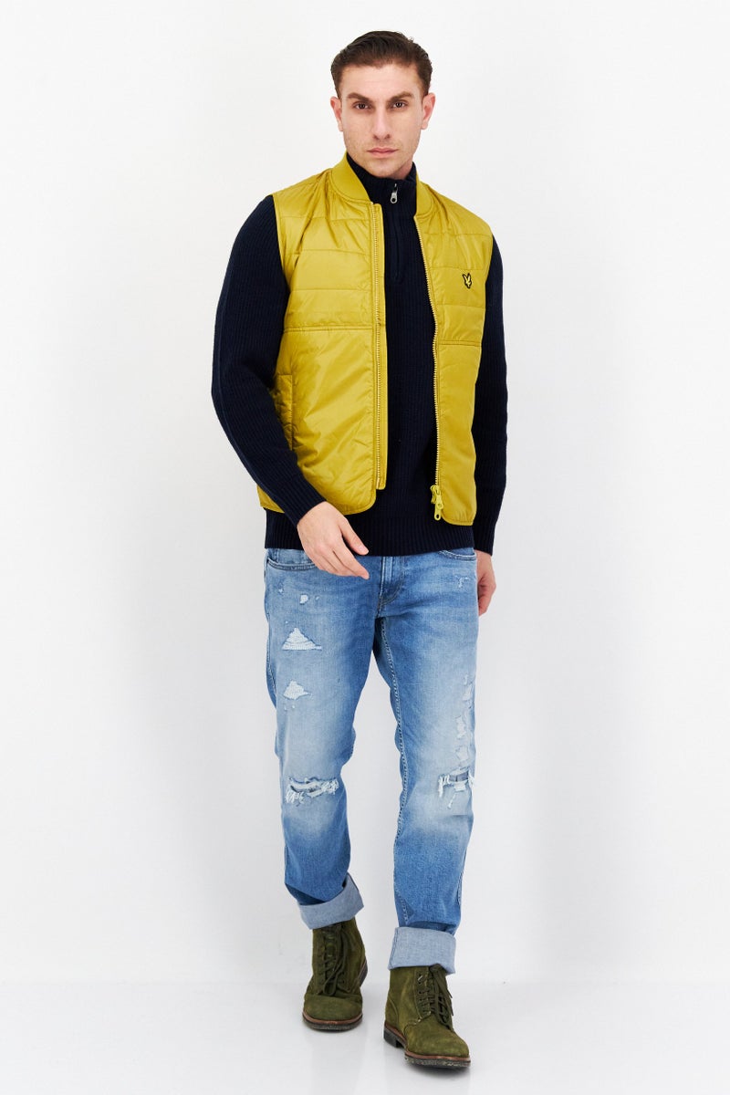 Lyle & Scott سترة بدون ياقة للرجال مزينة بالتطريز، خردل - Image 4