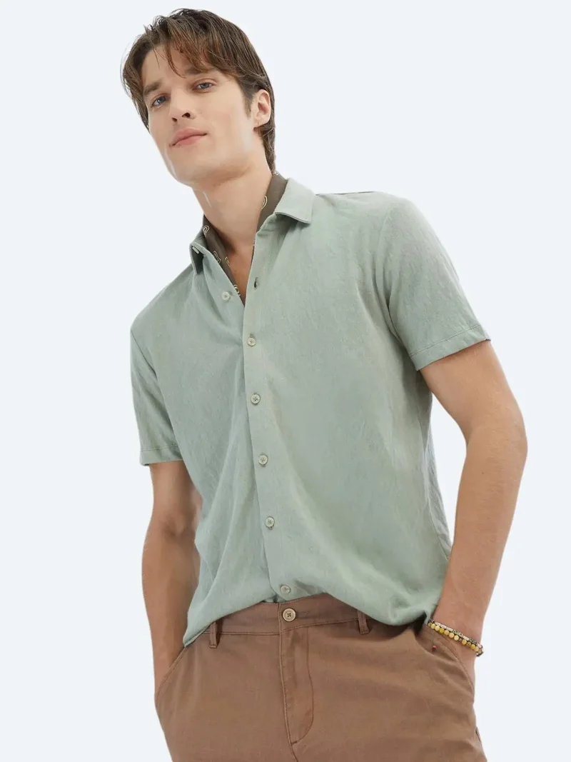 كيب قميص قطني سادة بلون كاكي فاتح، بقصة عادية، مصنوع من مزيج القطن.