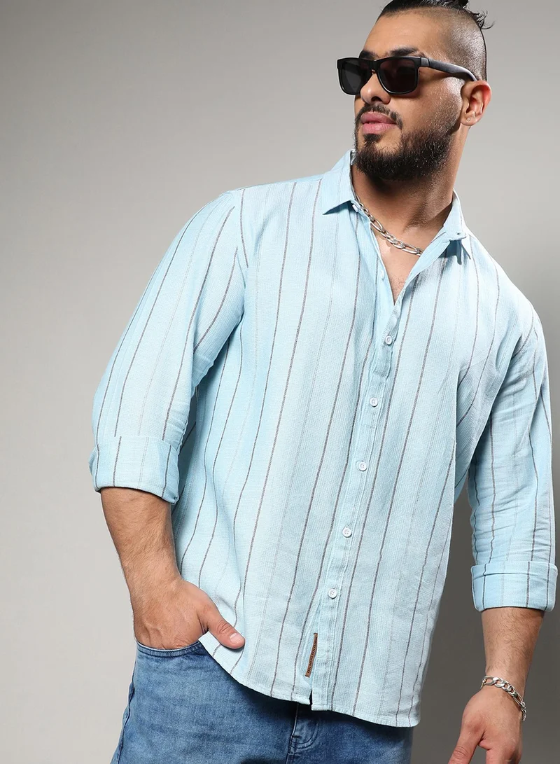 انستافاب بلس قميص رجالي أزرق فاتح مخطط بخطوط رفيعة بياقة ممتدة وأكمام طويلة من القطن والفسكوز بياقة ممتدة وفتحة أزرار وراحة في الارتداء اليومي