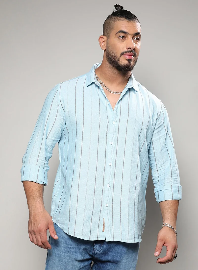 انستافاب بلس قميص رجالي أزرق فاتح مخطط بخطوط رفيعة بياقة ممتدة وأكمام طويلة من القطن والفسكوز بياقة ممتدة وفتحة أزرار وراحة في الارتداء اليومي