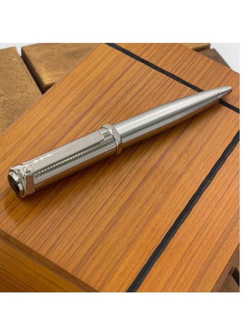 Luxurious men's pen in a distinctive and elegant box