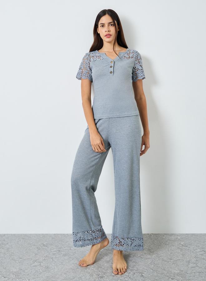 ستايلي طقم من بنطال بيجاما وتيشيرت بتفاصيل كروشية - Image 1