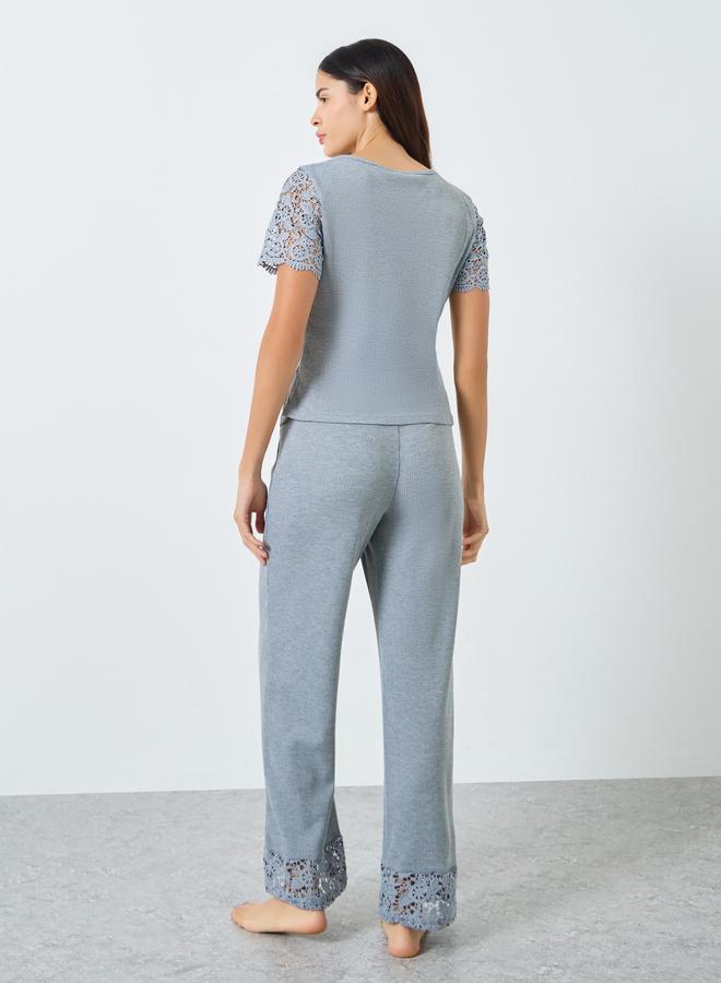 ستايلي طقم من بنطال بيجاما وتيشيرت بتفاصيل كروشية - Image 5