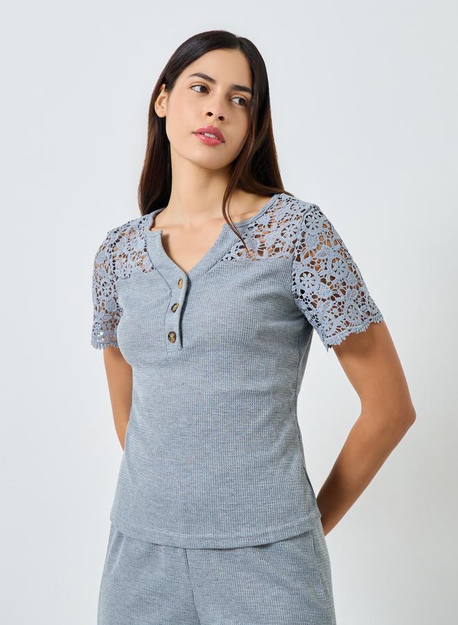 ستايلي طقم من بنطال بيجاما وتيشيرت بتفاصيل كروشية - Image 2