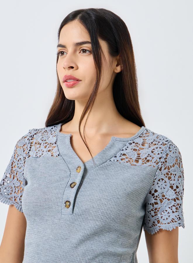 ستايلي طقم من بنطال بيجاما وتيشيرت بتفاصيل كروشية - Image 3