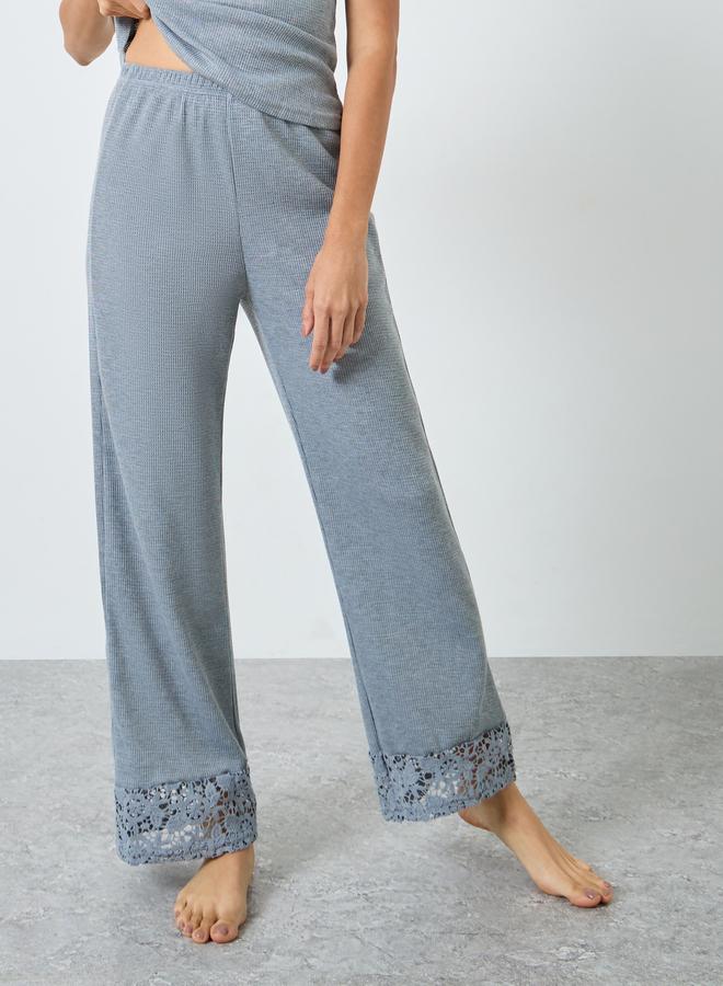ستايلي طقم من بنطال بيجاما وتيشيرت بتفاصيل كروشية - Image 4
