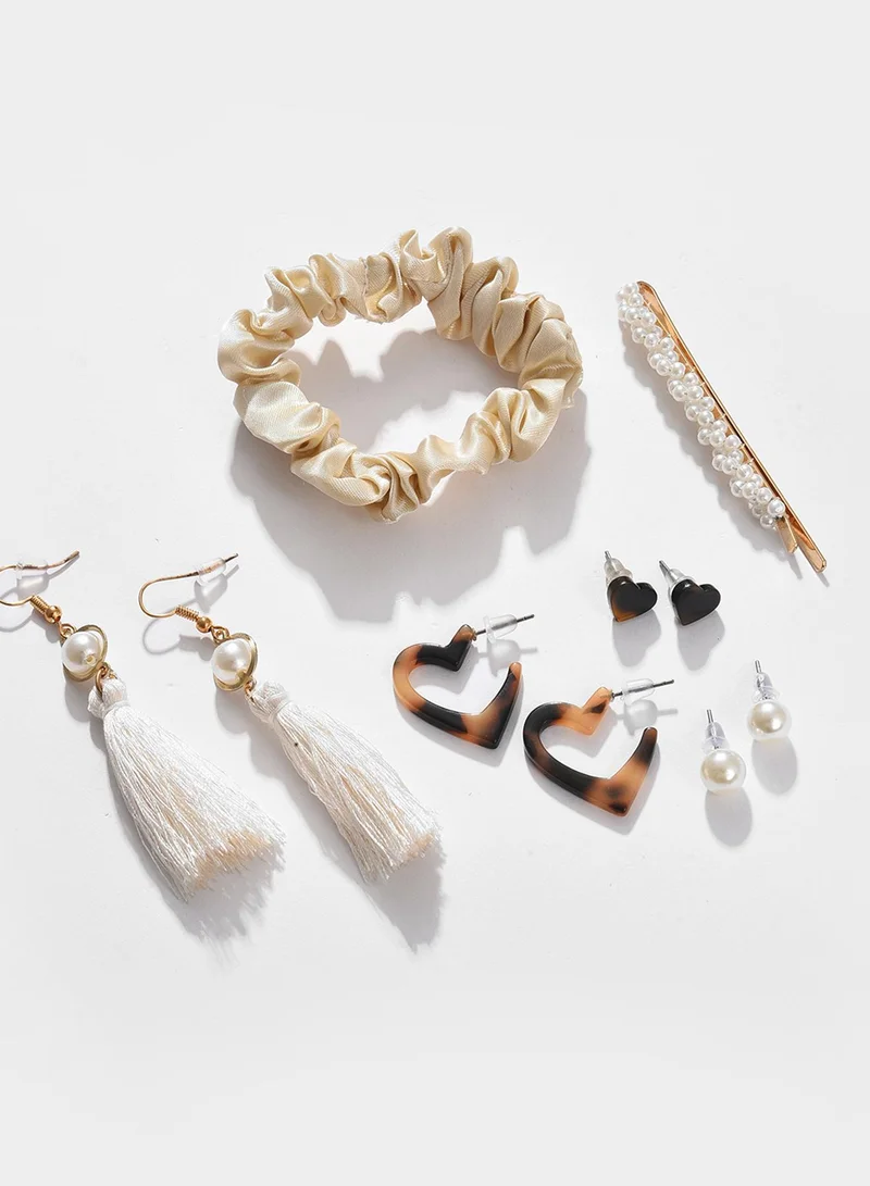 SOHI Off White & Brown Brass Artificial Necklace Jewellery