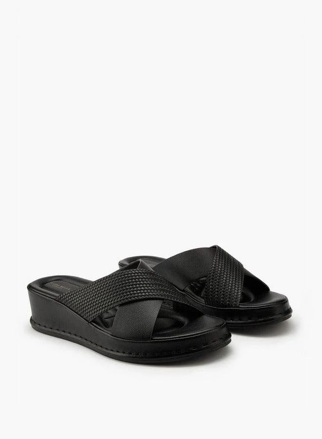 فلورا بيلا من شو إكسبرس صنادل سهلة الارتداء بتصميم متقاطع وملمس مميز