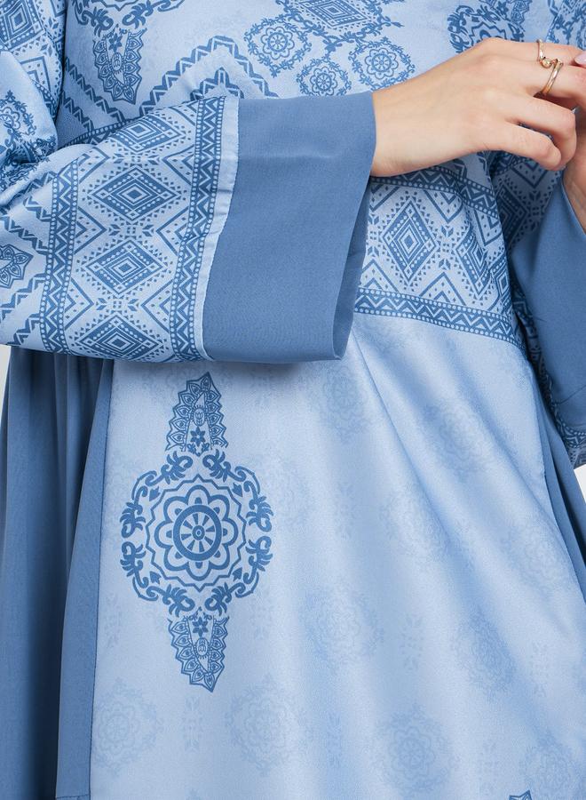 تايك تو جلابية زرقاء بطبعات جرافيك وطبقات - Image 3