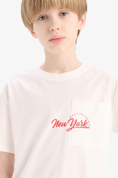 تيشيرت نص كم بطبعة شعار قصة عادية برقبة مستديرة