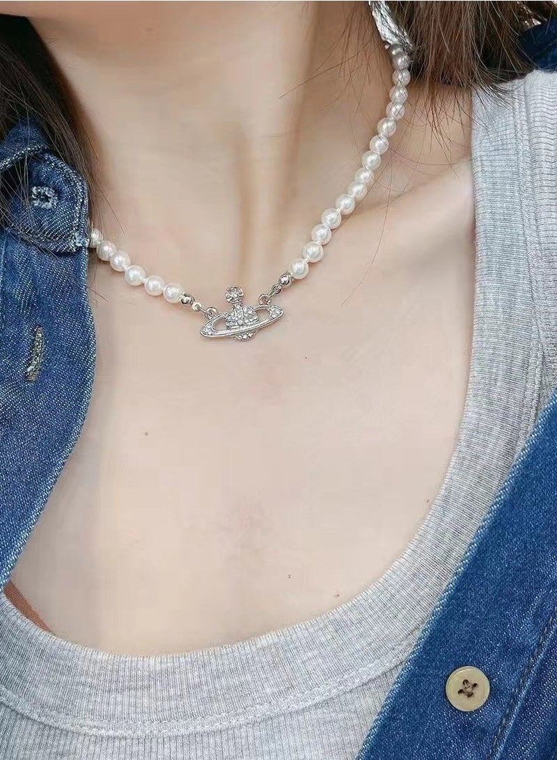 فيفيان ويستوود قلادة فيفيان ويستوود الفضية اللؤلؤية ذات النقوش البارزة الصغيرة - Image 4