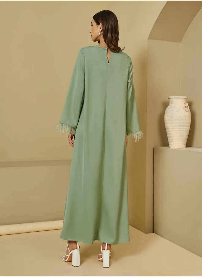 ستايلي جلابية بياقة دائرية وأكمام طويلة مزينة بريش