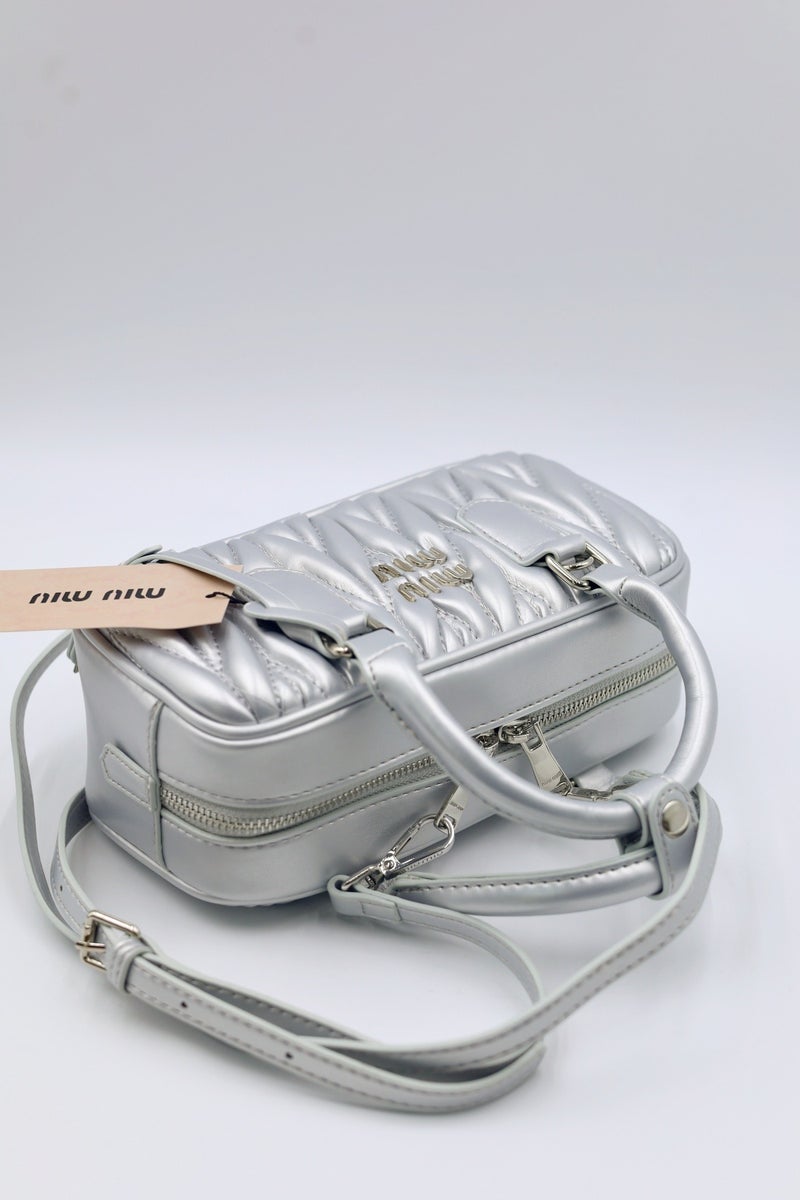 مياو مياو حقيبة MIU Small Arcadie ذات مقبض علوي من جلد نابا ماتيلاسي، قابلة للحمل على الكتف، بإغلاق بسحاب - Image 5