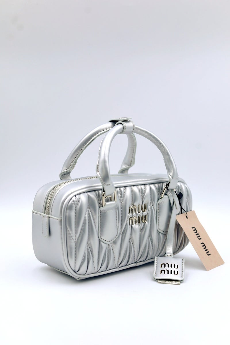 مياو مياو حقيبة MIU Small Arcadie ذات مقبض علوي من جلد نابا ماتيلاسي، قابلة للحمل على الكتف، بإغلاق بسحاب - Image 2