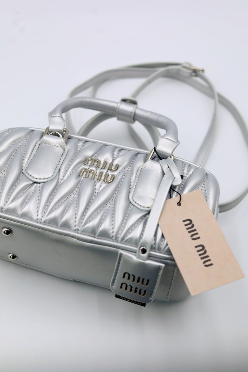 مياو مياو حقيبة MIU Small Arcadie ذات مقبض علوي من جلد نابا ماتيلاسي، قابلة للحمل على الكتف، بإغلاق بسحاب - Image 4