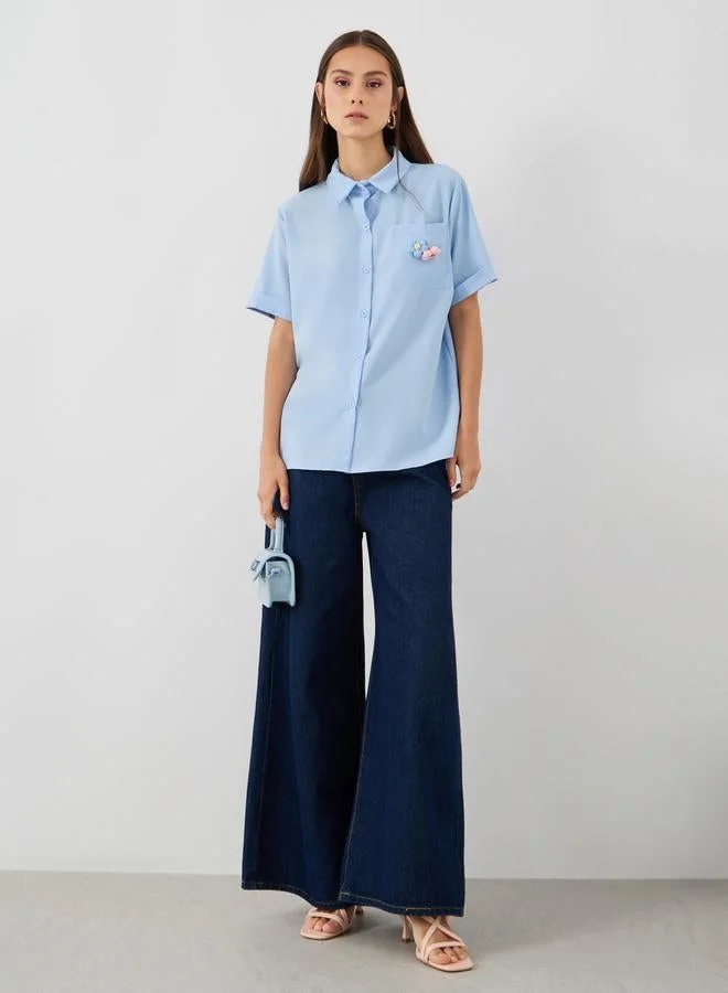 تايك تو قميص أوفرسايز بتفاصيل وردة قابلة للإزالة