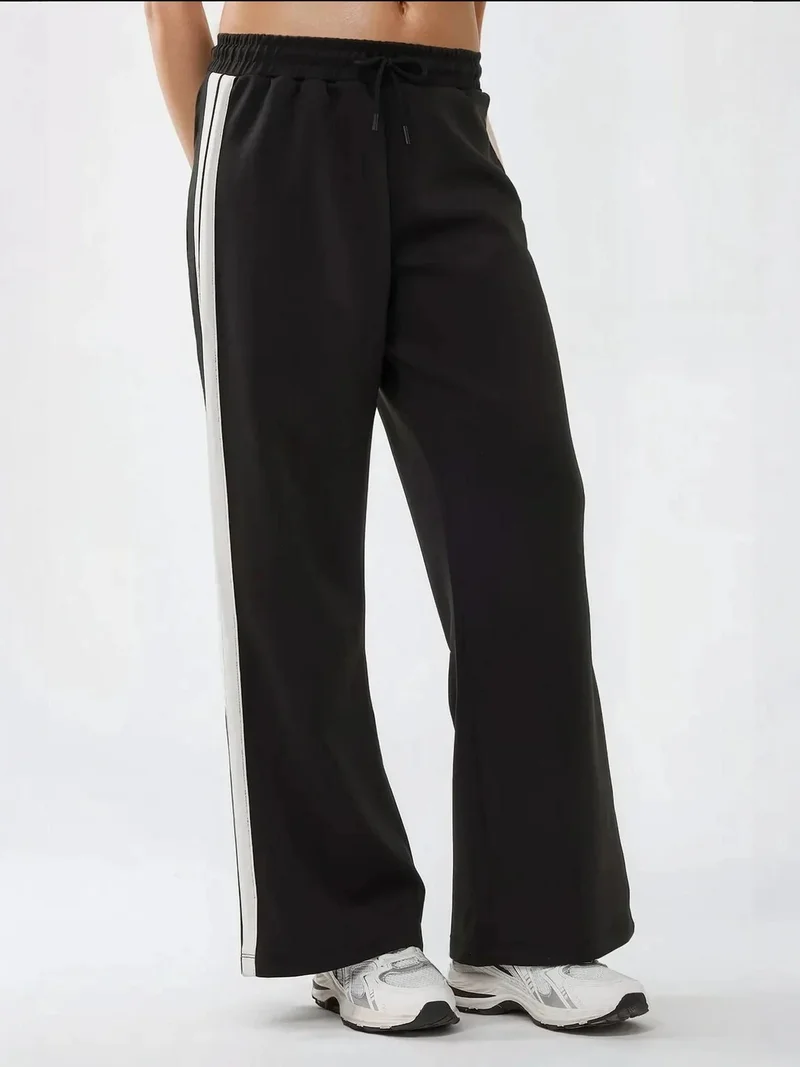 زوبعة بنطلون رياضي مخطط واسع الساق