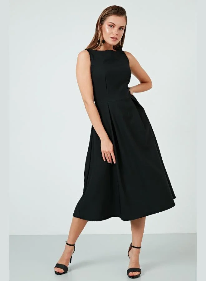 ليلا فستان سهرة ميدي بكسرات وياقة دائرية وجيب من ليلا للنساء