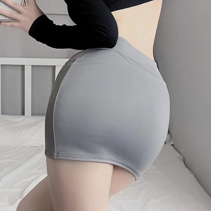 Sexy Solid Color Low-rise Mini Skirt - Image 1