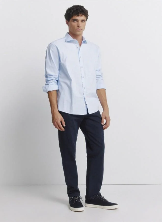 Springfield Regular fit long-sleeved shirt. lightweight oxford fabric yarn-dyed 100% cotton. raw button and striped ribbon on the inner neck for decoration. Springfield logo embroidered in tone.