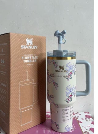 The Stanley X LoveShackFancy Holiday Quencher | 40 OZ Light blue - view 5