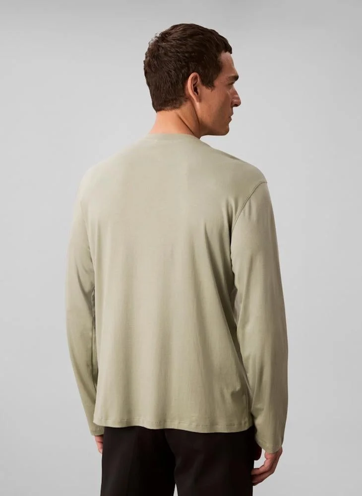 كالفن كلاين تيشيرت بأكمام طويلة وياقة دائرية من نسيج الإنترلوك