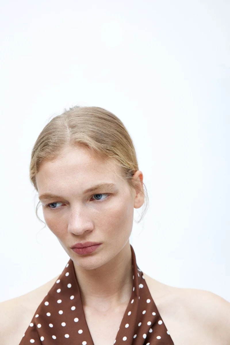 اتش اند ام فستان ساتان بقصة غير متماثلة وياقة ملتفة