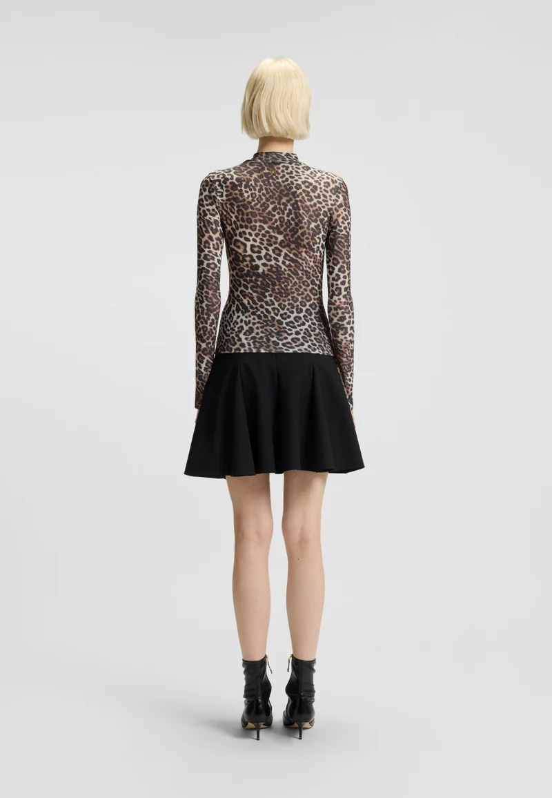 هوجو بلوزة بياقة عالية وطبعة جلد الفهد وتفاصيل مجمعة