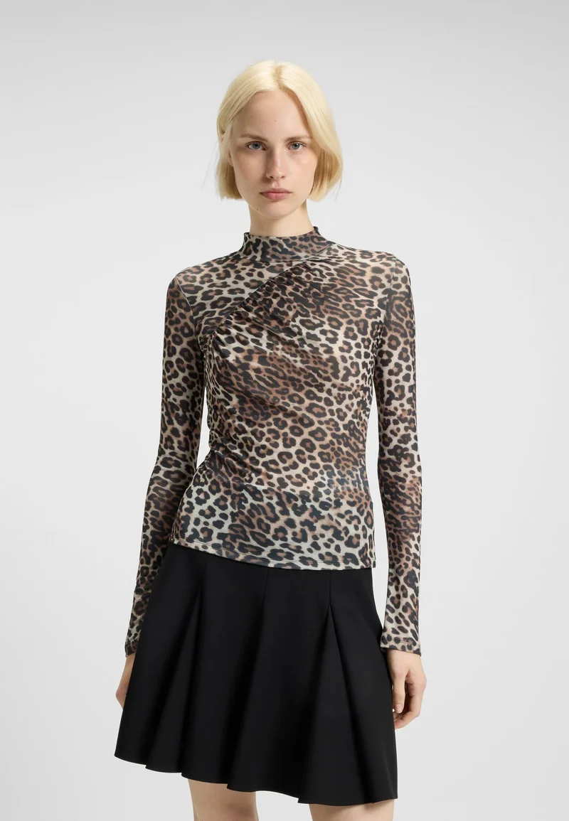 هوجو بلوزة بياقة عالية وطبعة جلد الفهد وتفاصيل مجمعة