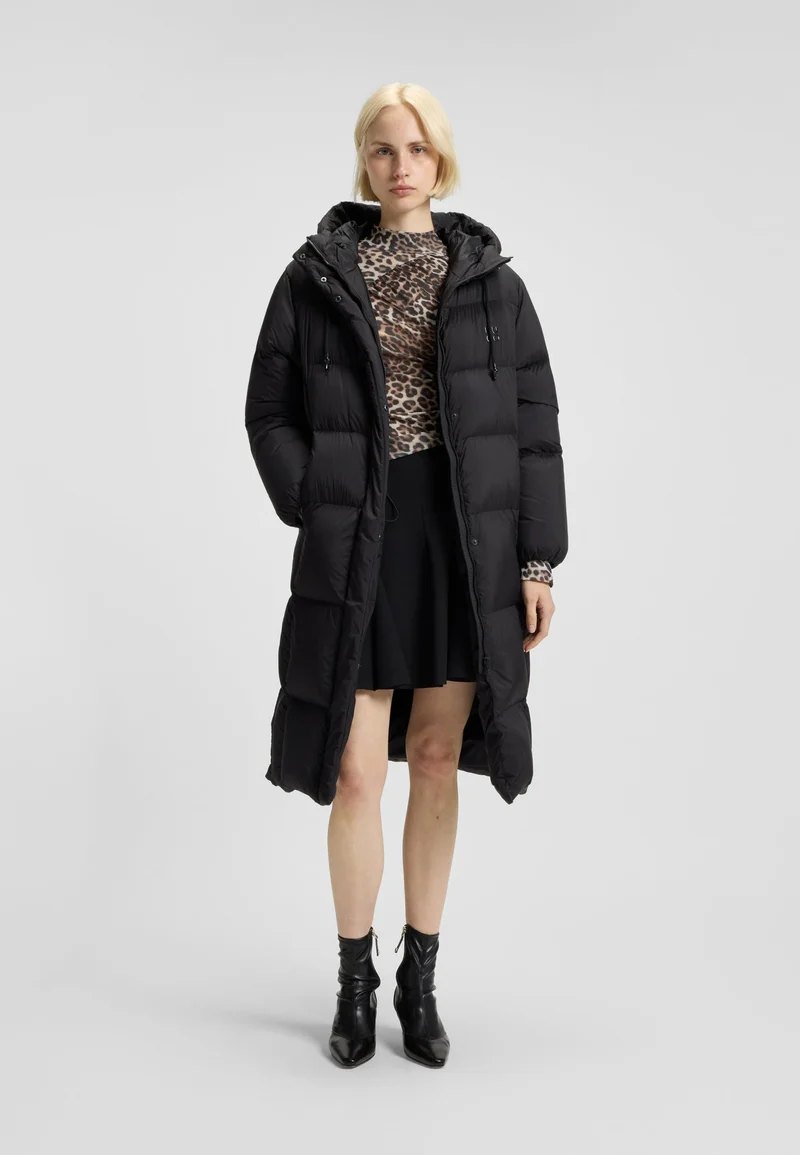 هوجو بلوزة بياقة عالية وطبعة جلد الفهد وتفاصيل مجمعة