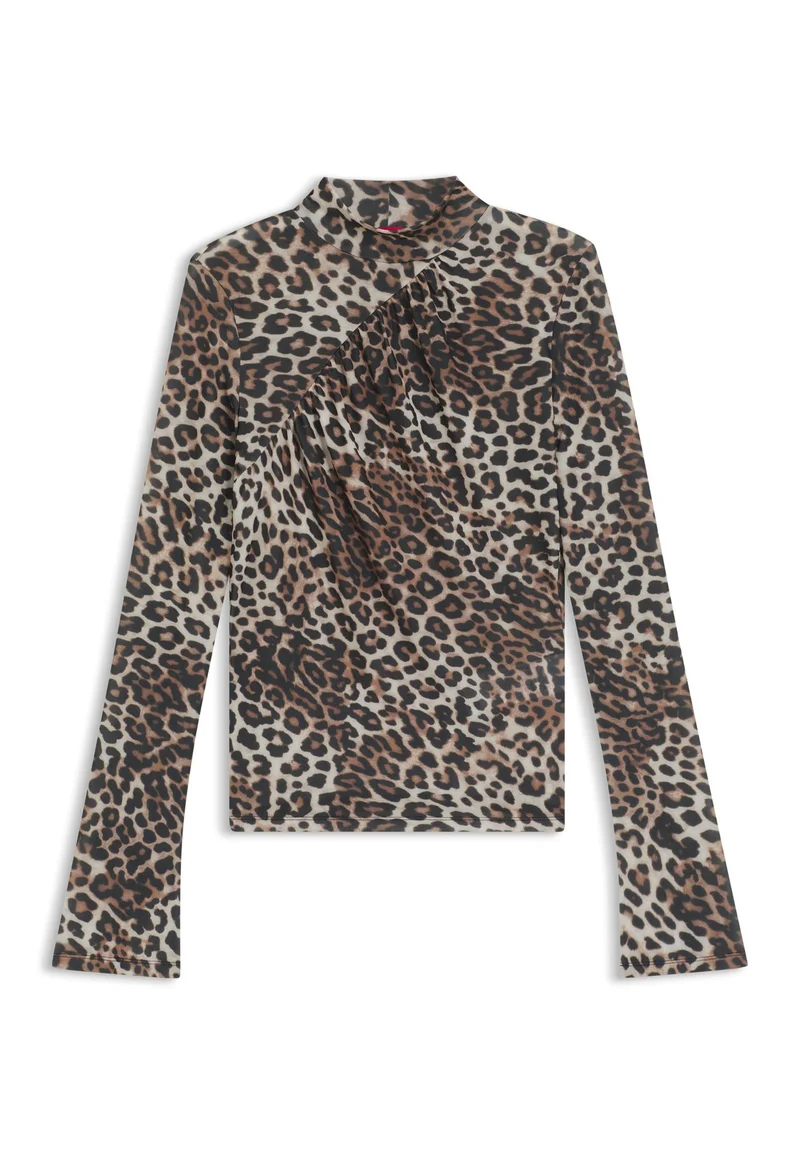 هوجو بلوزة بياقة عالية وطبعة جلد الفهد وتفاصيل مجمعة