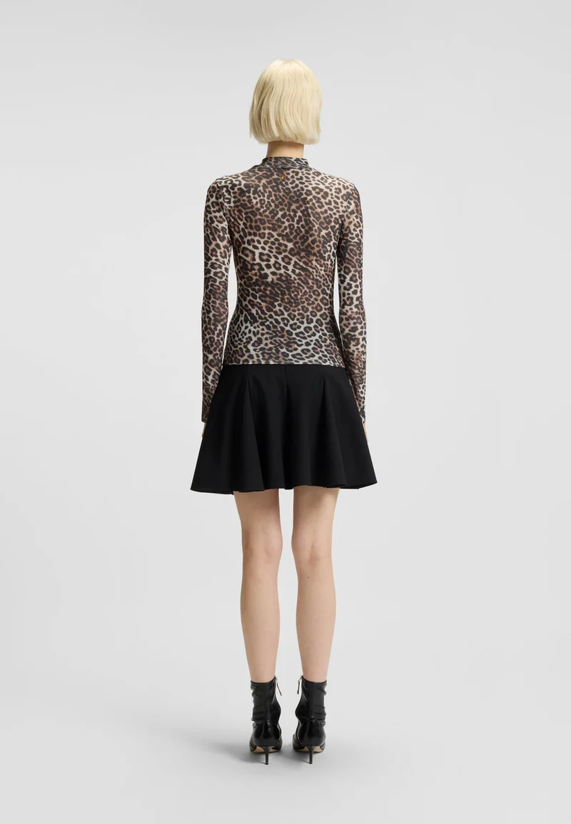 هوجو بلوزة بياقة عالية وطبعة جلد الفهد وتفاصيل مجمعة