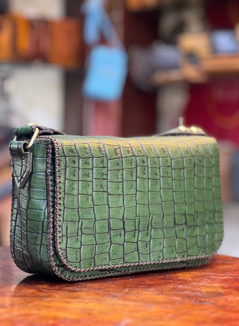 📌 شنطة جلد لازار طبيعي هاند ميد – حجم صغير، تفاصيل كبيرة 👜 مقاس 18×22 سم – تصميم أنيق عملي خفيف وسهل الحمل 💼 مصنوعة يدويًا من جلد لازار طبيعي 100% بلمعة فخمة ومظهر كلاسيكي 🔒 مزودة بـ يد + حزام كروس + 3 جيوب داخلية + بطانة قطيفة ناعمة + قفل ماجنتك 🪡 تقفيل يدوي متقن، تناسب الخروجات اليومية أو المناسبات الخاصة  ✔️ شنطة عملية وعصرية في نفس الوقت ✔️ خفيفة لكنها تشيل كل احتياجاتك ✔️ قطعة أنيقة من Holy of Holies Store – لأنك تستاهلي الأفضل  📦 متاحة الآن والتوصيل متاح لجميع المحافظات - Image 1