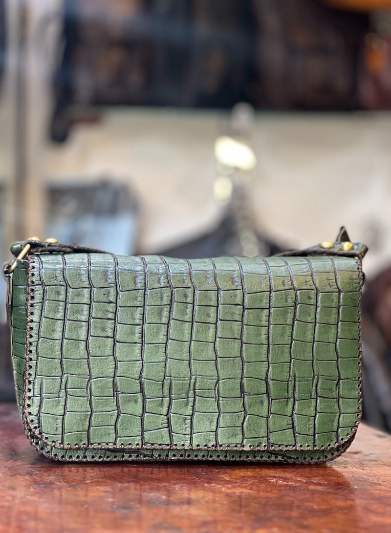 📌 شنطة جلد لازار طبيعي هاند ميد – حجم صغير، تفاصيل كبيرة 👜 مقاس 18×22 سم – تصميم أنيق عملي خفيف وسهل الحمل 💼 مصنوعة يدويًا من جلد لازار طبيعي 100% بلمعة فخمة ومظهر كلاسيكي 🔒 مزودة بـ يد + حزام كروس + 3 جيوب داخلية + بطانة قطيفة ناعمة + قفل ماجنتك 🪡 تقفيل يدوي متقن، تناسب الخروجات اليومية أو المناسبات الخاصة  ✔️ شنطة عملية وعصرية في نفس الوقت ✔️ خفيفة لكنها تشيل كل احتياجاتك ✔️ قطعة أنيقة من Holy of Holies Store – لأنك تستاهلي الأفضل  📦 متاحة الآن والتوصيل متاح لجميع المحافظات - Image 2