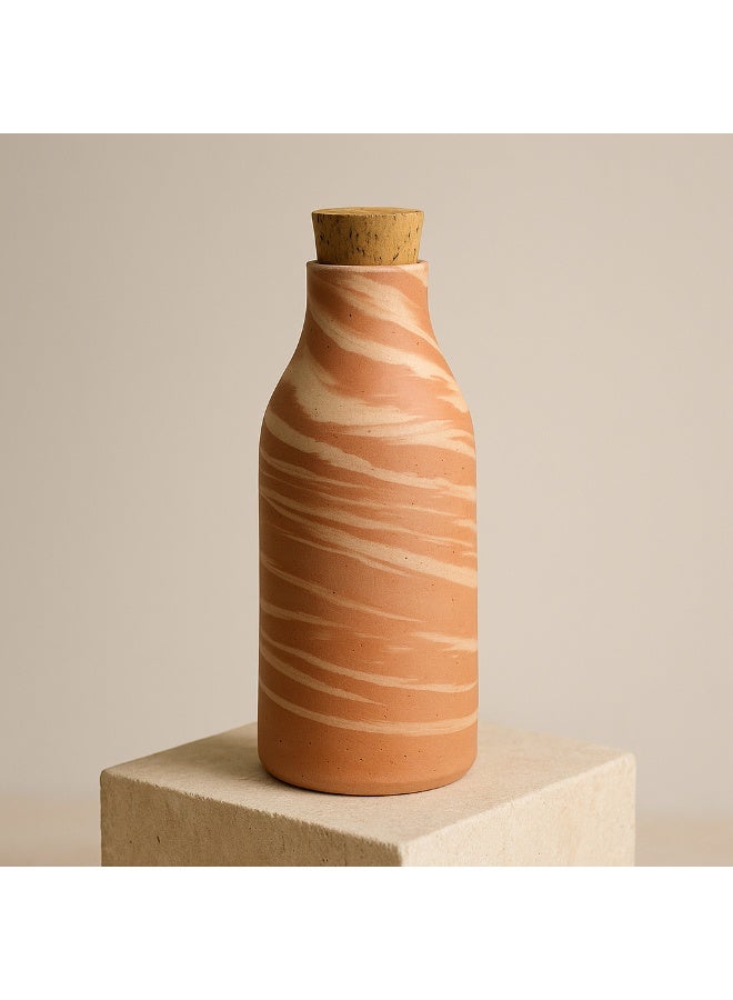 ارك زجاجة ماء نيريكومي تيراكوتا من آرك، مصنوعة يدويًا، بغطاء من الفلين | زجاجة ترطيب من الطين الطبيعي لمياه شرب باردة وقلوية | إصدار حرفي محدود | سعة لتر واحد - Image 5