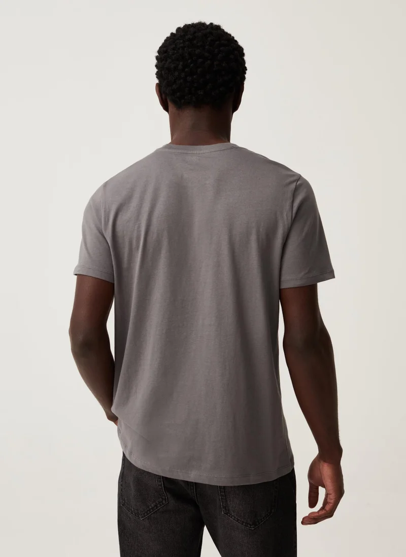 او في اس Organic cotton T-shirt with round neck