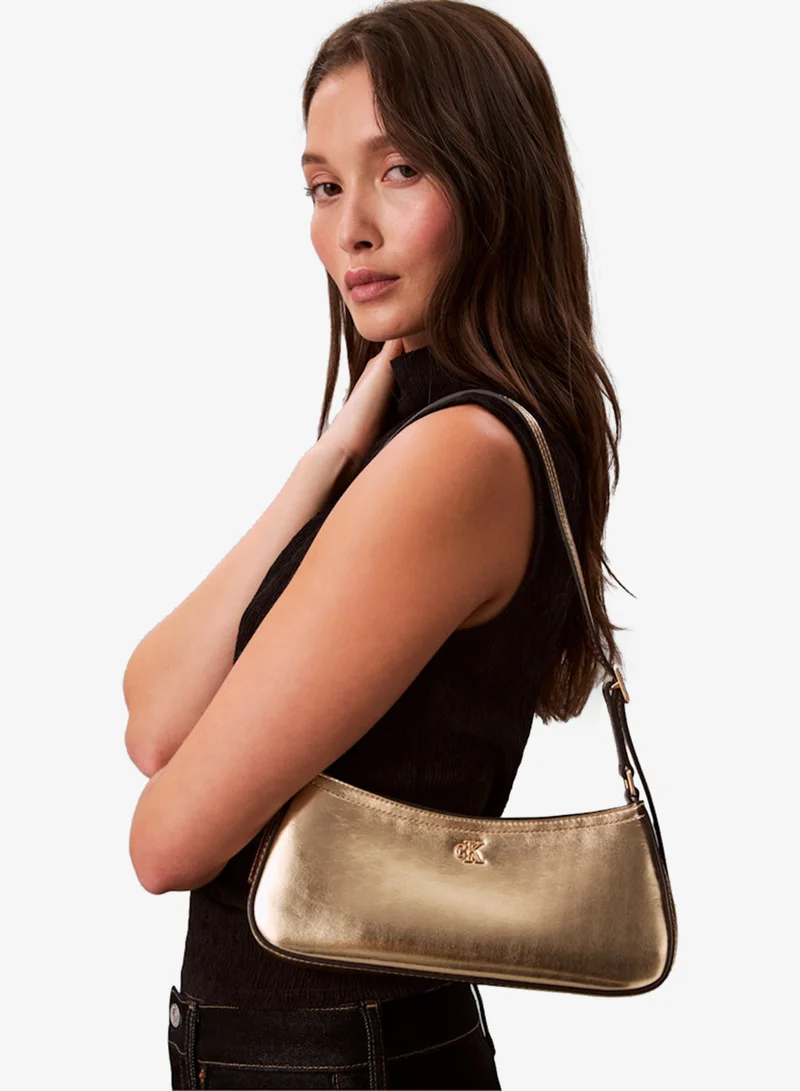 كالفن كلاين حقيبة كتف صغيرة معدنية بحروف أولى