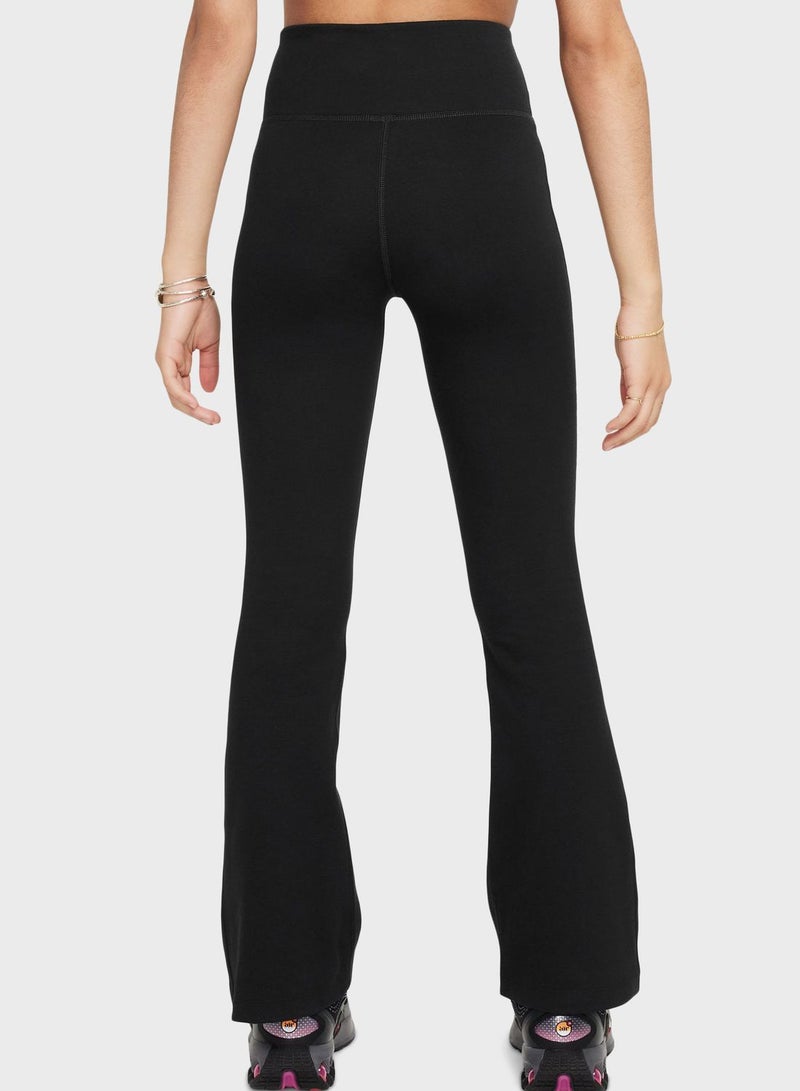 نايكي بنطال ضيق كلاسيكي بقصة فلير وخصر مرتفع من نايكي سبورتسوير - Image 2