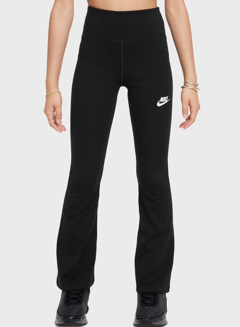 نايكي بنطال ضيق كلاسيكي بقصة فلير وخصر مرتفع من نايكي سبورتسوير - Image 1